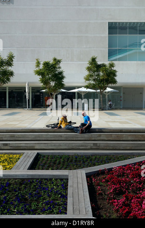 Personnes assises dans un jardin de la place Habima conçu par Dani Karavan dans la rue Rothschild tel Aviv Israël Banque D'Images