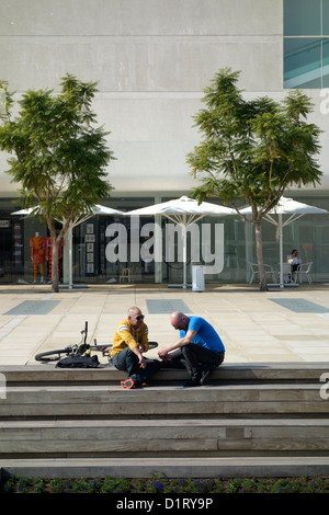 Personnes assises dans un jardin de la place Habima conçu par Dani Karavan dans la rue Rothschild tel Aviv Israël Banque D'Images