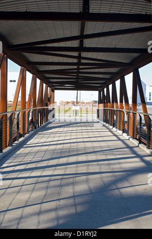 Passerelle pour piétons enjambant la rivière menomonee dans menomonee valley domaine de Milwaukee au Wisconsin Banque D'Images