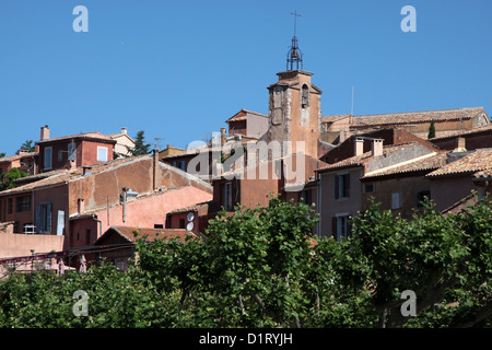 Vue sur le village de Roussillon dans le Luberon, Provence, France Banque D'Images