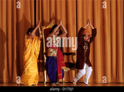 Les enfants prenant un arc après l'exécution d'une partie du Ramayana aux célébrations du Diwali Wandsworth Town Hall Londres Angleterre Banque D'Images