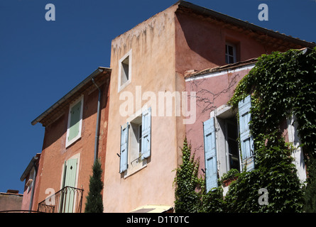 Maisons colorées à Roussillon dans le Luberon, Provence, France Banque D'Images