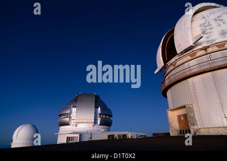 Hawaii-Canada-France, Gemini et UH 2.2 de télescopes au sommet du volcan Mauna Kea au coucher du soleil, Big Island, Hawaii, USA Banque D'Images