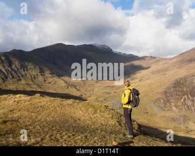 Walker sur Yr Aran à à vue de Mont Snowdon et crête au-dessus du sud de la vallée de Llançà mcg Snowdonia National Park, North Wales UK Banque D'Images