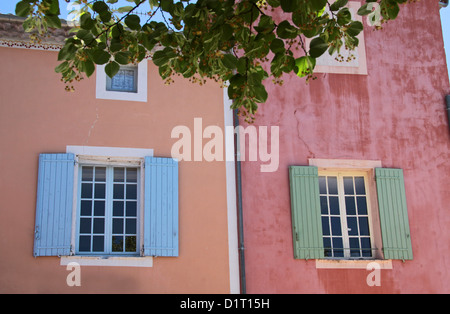 Maisons colorées à Roussillon dans le Luberon, Provence, France Banque D'Images