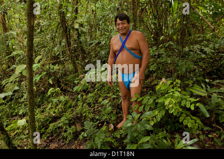 Embera Puru indien dans la forêt à l'extérieur du village Embera Puru, Rio Pequeni, République du Panama. Banque D'Images