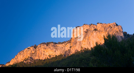 Alaró, Majorque, Iles Baléares, Espagne. La paroi verticale de Puig d'Alaró, coucher du soleil. Banque D'Images