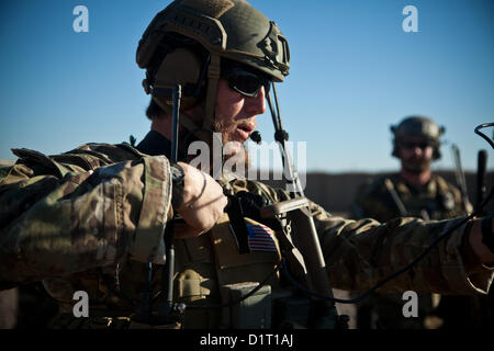Un membre de la force de la coalition établit une communication avec un Black Hawk UH-60 pour mener une circulation de combat au-dessus de la province de Farah, en Afghanistan, aidant les Forces nationales de sécurité afghanes dans les opérations de sécurité. Banque D'Images