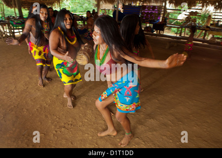 Embera Puru femme indienne une danse dans le village Embera Puru à côté de Rio Pequeni, République du Panama. Banque D'Images