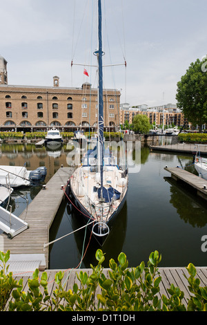 St Katharine Docks, London's premiere marina de yacht de luxe dans le quartier londonien de Tower Hamlets. Banque D'Images