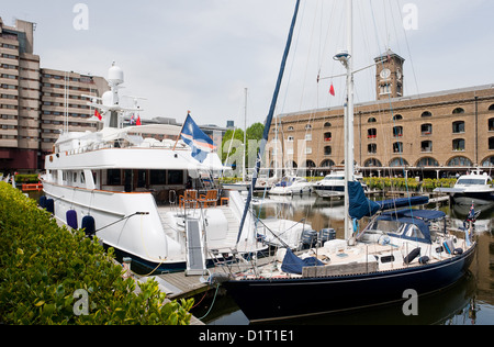 St Katharine Docks, London's premiere marina de yacht de luxe dans le quartier londonien de Tower Hamlets. Banque D'Images