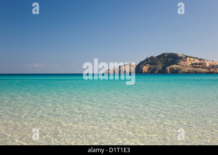 Cala Ratjada, Majorque, Iles Baléares, Espagne. Vue sur les eaux turquoises de Cala Agulla à Cap de Capdepera. Banque D'Images