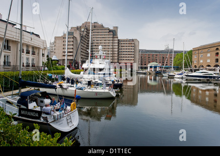 St Katharine Docks, London's premiere marina de yacht de luxe dans le quartier londonien de Tower Hamlets. Banque D'Images