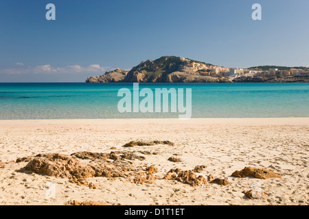 Cala Ratjada, Majorque, Iles Baléares, Espagne. Vue de la plage à travers les eaux turquoise de Cala Agulla à Cap de Capdepera. Banque D'Images