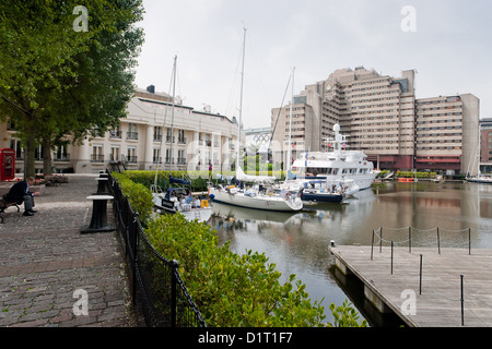 St Katharine Docks, London's premiere marina de yacht de luxe dans le quartier londonien de Tower Hamlets. Banque D'Images