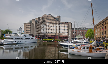 St Katharine Docks, London's premiere marina de yacht de luxe dans le quartier londonien de Tower Hamlets. Banque D'Images