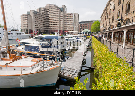 St Katharine Docks, London's premiere marina de yacht de luxe dans le quartier londonien de Tower Hamlets. Banque D'Images