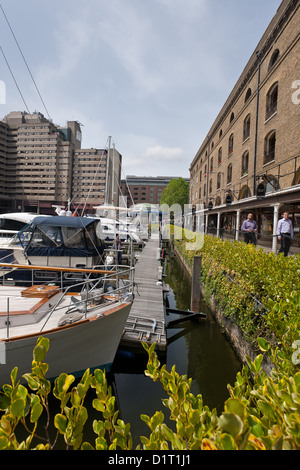 St Katharine Docks, London's premiere marina de yacht de luxe dans le quartier londonien de Tower Hamlets. Banque D'Images