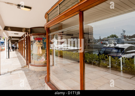 St Katharine Docks, London's premiere marina de yacht de luxe dans le quartier londonien de Tower Hamlets. Banque D'Images