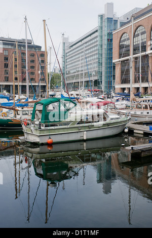 St Katharine Docks, London's premiere marina de yacht de luxe dans le quartier londonien de Tower Hamlets, sur le côté nord de la rivière Banque D'Images