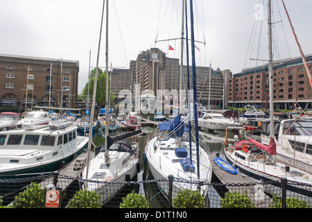 St Katharine Docks, London's premiere marina de yacht de luxe dans le quartier londonien de Tower Hamlets, sur le côté nord de la rivière Banque D'Images