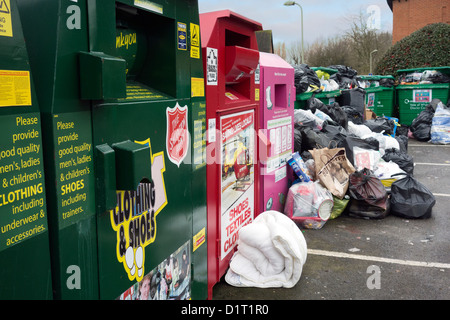 Point de recyclage des déchets qui débordent dans Peachcroft Housing Estate, Nouvelle Année 2013 9 Banque D'Images