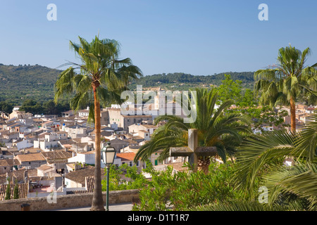 Artà, Majorque, Iles Baléares, Espagne. Vue sur des palmiers au couvent de Sant Antoni de Pàdua. Banque D'Images