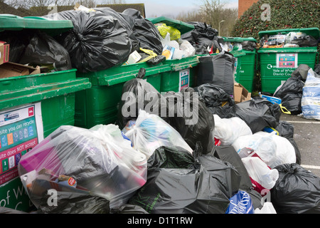 Point de recyclage des déchets qui débordent dans Peachcroft Housing Estate, Nouvelle Année 2013 Banque D'Images