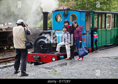 Famille touristiques ayant leur photo prise à la Llanberis Lake Railway, Llanberis, Gwynedd, au nord du Pays de Galles Banque D'Images