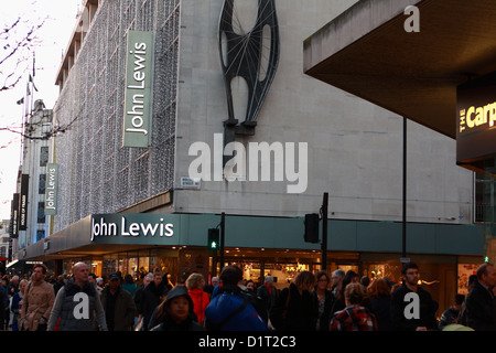 Une vue le long d'Oxford Street, Londres, y compris beaucoup de personnes à pied et le grand magasin John Lewis Banque D'Images