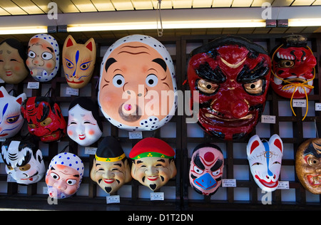 TOKYO - Le 13 novembre : masques pour la vente au temple d'Asakusa à Tokyo, le 13 novembre 2012. Banque D'Images