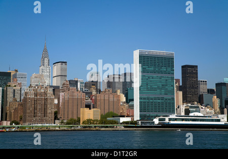 Manhattan skyline, y compris Chrysler Building, Tudor City et bâtiments de l'ONU et l'East River, New York, NY, USA Banque D'Images