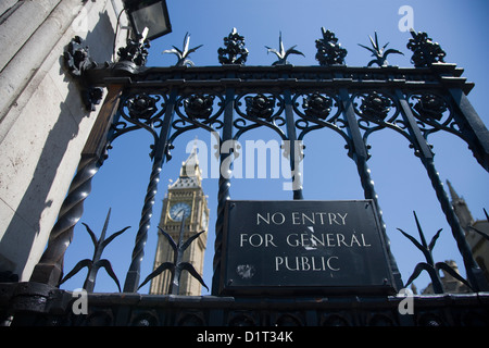 La mention 'pas d'entrée pour le grand public" sur les portes des chambres du Parlement à Westminster, London, UK Banque D'Images