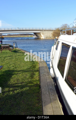 Broads cruiser amarré à l'ACLE Bridge Inn sur la rivière Bure près de l'ACLE Pont, Norfolk Broads, Parc National Banque D'Images