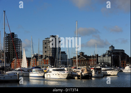 Ipswich UK Le secteur riverain historique avec yachts amarrés et moderne appartement à puce et les blocs de bureau Banque D'Images