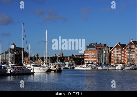 Ipswich UK Le secteur riverain historique avec yachts amarrés et moderne appartement à puce et les blocs de bureau Banque D'Images