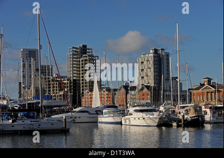 Ipswich UK Le secteur riverain historique avec yachts amarrés et moderne appartement à puce et les blocs de bureau Banque D'Images