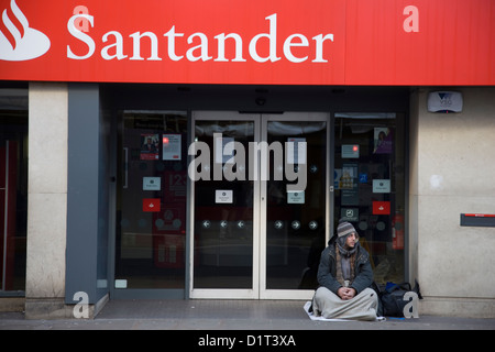 Un sans-abri abri dans l'entrée d'une succursale de la Banque Santander à Oxford, UK Banque D'Images