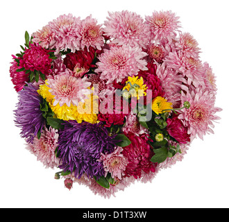 Beau bouquet de fleurs d'automne sous la forme du cœur, isolé sur fond blanc Banque D'Images