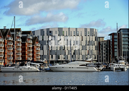 Yachts amarrés par le campus de l'Université de Suffolk dans la construction du front à Ipswich - 2013 Banque D'Images