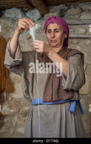 Traditionnelle palestinienne weaver à Nazareth Village Banque D'Images