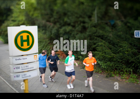 Berlin, Allemagne, les jeunes hommes du jogging à Tiergarten Banque D'Images