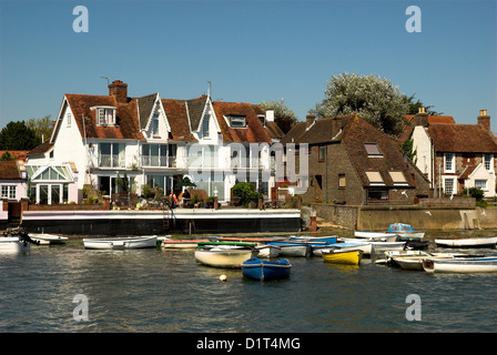 Bateaux et canots amarrés à Romsey, Hampshire, sur la côte sud de l'Angleterre. Banque D'Images