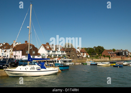 Bateaux et yachts amarrés à Romsey, Hampshire, sur la côte sud de l'Angleterre. Banque D'Images