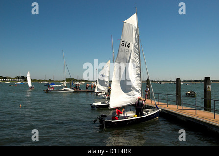 Bateaux et yachts amarrés à Romsey, Hampshire, sur la côte sud de l'Angleterre. Banque D'Images