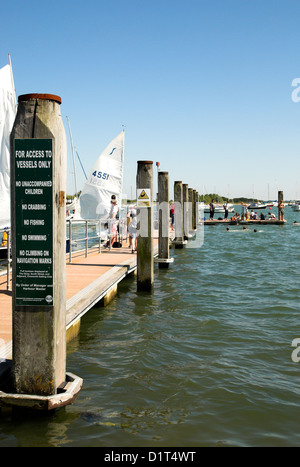 Bateaux et yachts amarrés à Romsey, Hampshire, sur la côte sud de l'Angleterre. Banque D'Images