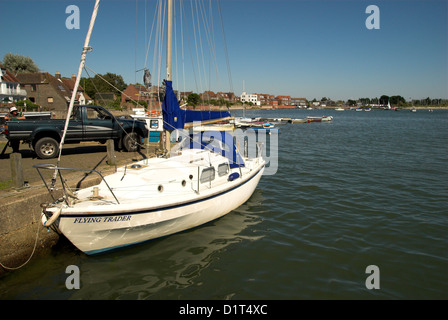 Bateaux et yachts amarrés à Romsey, Hampshire, sur la côte sud de l'Angleterre. Banque D'Images