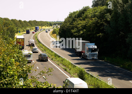 L'A27 double-chaussée en direction de Chichester de Portsmouth dans le West Sussex. Banque D'Images