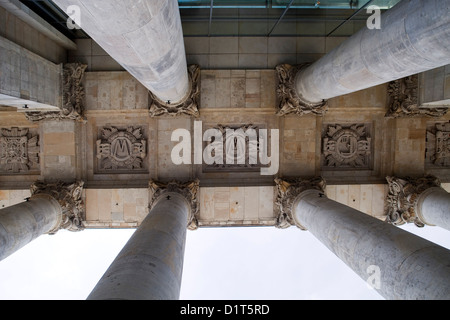 Berlin, Allemagne, des colonnes et des cassettes avec le crest du porche du Reichstag Banque D'Images