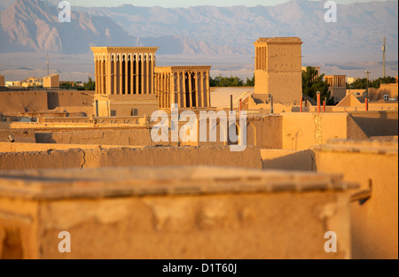 Vue de la ville avec Windcatchers traditionnels (Badgir), Yazd, Iran Banque D'Images